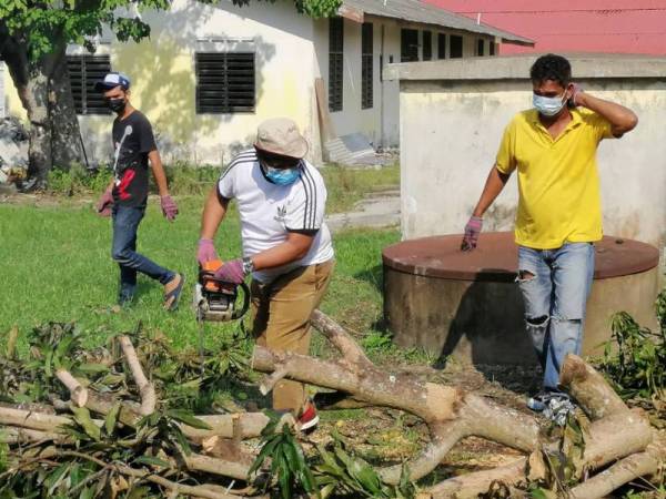 Rasman membantu program Gotong-Royong Perdana Bencana Alam Sedili membersihkan 366 rumah penduduk yang rosak dipukul ribut di Tanjung Sedili, Kota Tinggi.