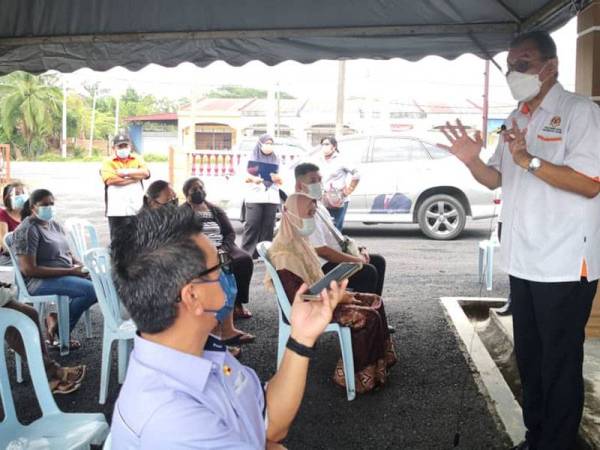 Dr Dzulkefly berucap pada Pelancaran Bakul Makanan Peringkat Parlimen Kuala Selangor di Balai Raya Pasir Tuntong pada Jumaat.