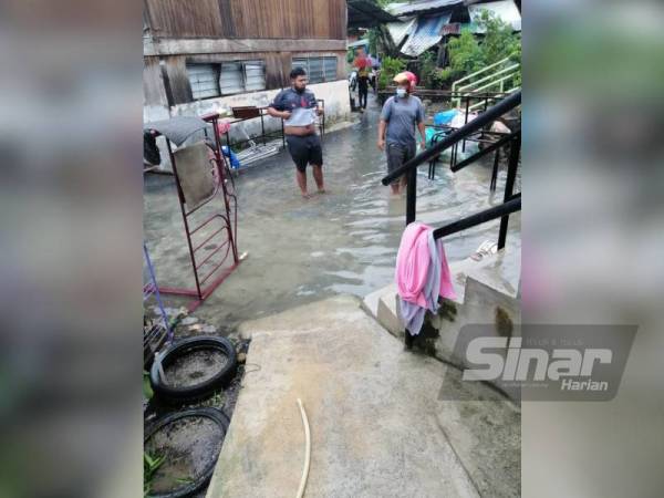 Penduduk Kampung Kubur di Batu Feringghi terpaksa hidup dalam kebimbangan sekiranya hujan lebat kerana boleh menyebabkan banjir kilat.