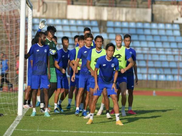 Pemain Sabah FC giat menjalani latihan sebagai persiapan mengharungi saingan Liga-M. - Foto Sabah Football Club