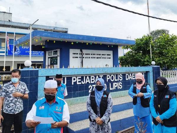 Hasim (kiri,depan) bersama aktivis Keadilan Lipis yang tampil membuat laporan polis di IPD Lipis pada Sabtu.