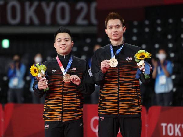 Regu badminton lelaki negara Aaron Chia (kanan) dan Soh Wooi Yik (kiri) bergambar bersama pingat gangsa yang dimenangi selepas mengalahkan regu dari Indonesia di temasya Olimpik Tokyo 2020 di Mushashino Sports Plaza hari ini. - Foto Bernama