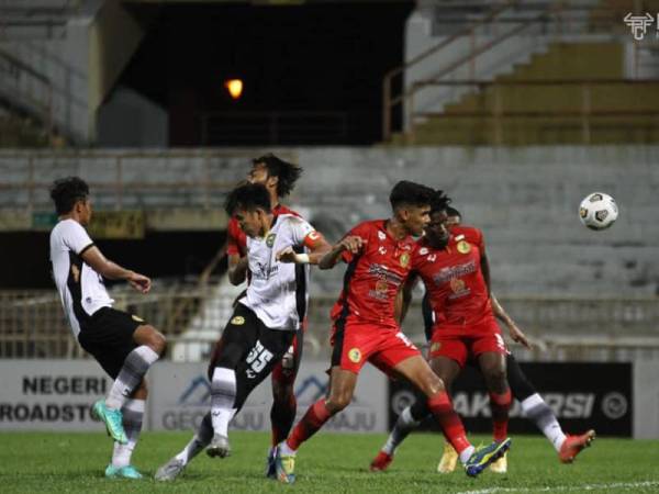 Antara aksi menarik pertemuan Negeri Sembilan FC menentang Perak II FC dalam aksi Liga Premier di Stadium Tuanku Abdul Rahman, Paroi malam tadi. - Foto Perak FC