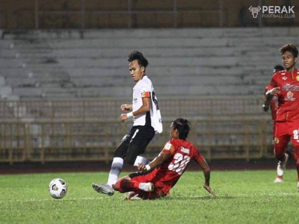 Antara aksi menarik pertemuan Negeri Sembilan menentang Perak II dalam aksi Liga Premier di Paroi, pada Sabtu.- Foto FB Perak FC