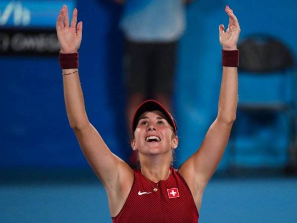 Belinda Bencic meraikan kejayaan selepas menewaskan Marketa Vondrousova pada perlawanan akhir acara perseorangan wanita Tokyo 2020 di Ariake Tennis Park, Tokyo. - Foto AFP