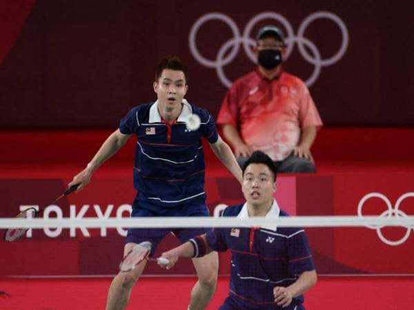  Aksi regu lelaki negara Aaron Chia dan Soh Wooi Yik ketika menentang regu lelaki dari Indonesia Mohammad Ahsan dan Hendra Setiawan pada perlawanan penentuan tempat ketiga dan keempat di temasya Olimpik Tokyo 2020 di Mushashino Sports Plaza. - Foto Bernama