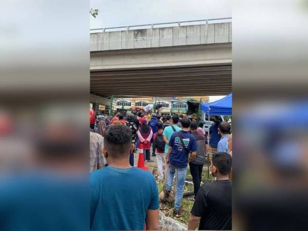 Gambar tular memperlihatkan kehadiran orang ramai berdiri dan beratur tanpa penjarakan sosial dipercayai untuk mengambil durian yang diedarkan secara percuma di bawah jejambat Jalan Temenggong ke Jalan Sekolah, pada Jumaat.