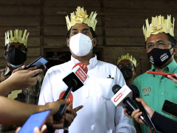 Khairy (tengah) bercakap kepada pemberita selepas meninjau proses pemberian vaksin kepada orang asli di PPV Bergerak di Kampung Batu Peti pada Ahad. - Foto Bernama