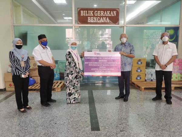 Mahdzir (dua kanan) menyerahkan sumbangan TNB kepada HSB Alor Setar dalam satu majlis ringkas pada Ahad.- Foto ihsan TNB