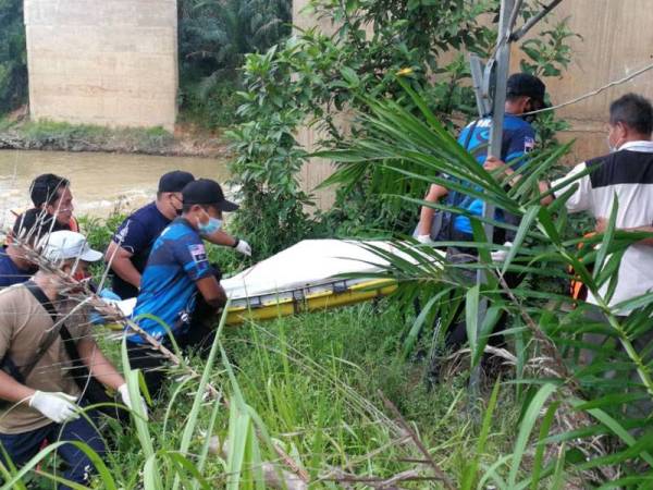 Mayat Mohamad Shafiq Ab Llah dibawa ke darat selepas ditemukan terapung kira-kira 20 meter dari lokasi kejadian. Foto: Ihsan Bomba