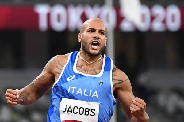 Jacobs meraikan kejayaan menjuarai acara 100 meter lelaki Tokyo 2020 di Stadium Olimpik, Tokyo pada Ahad. Foto: AFP