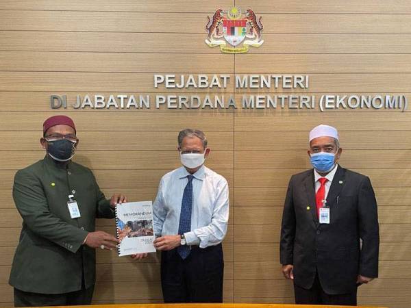 Mustapa ketika menerima memorandum daripada Pengerusi NGO Generasi, Roslan Md Esa dan Kamal Ashaari di pejabatnya pada Sabtu.