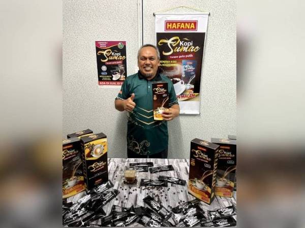 Farizan menunjukkan Kopi Sumac yang sudah terjual 20,000 kotak sejak dilancarkan pada April 2020.