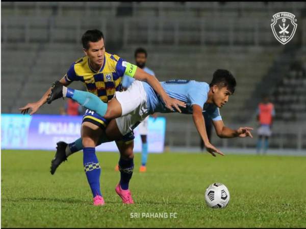 Antara aksi menarik pertemuan Sri Pahang FC menentang PJ City FC dalam saingan Liga Super di Stadium Darul Makmur, malam tadi. -Foto Sri Pahang FC