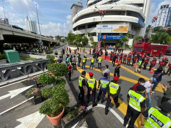 Cubaan ahli Parlimen pembangkang berarak untuk memasuki bangunan Parlimen tidak berjaya setelah disekat oleh pihak polis.