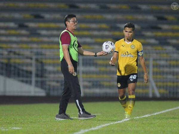 Yee Fatt (kiri) mula mengendali Perak FC pada awal musim ini. - Foto FB Perak FC