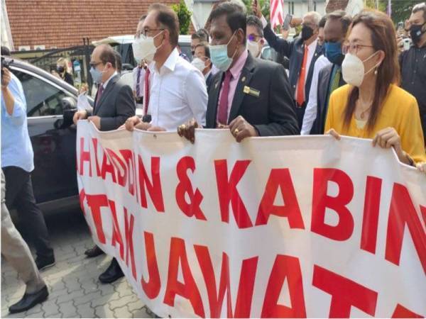 Ahli Parlimen pembangkang mula berhimpun di Dataran Merdeka apabila tidak dibenarkan memasuki bangunan Parlimen pada Isnin.