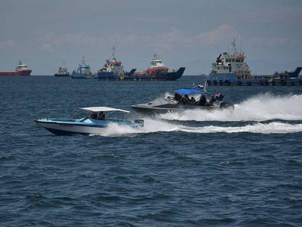 Kastam Labuan dalam JPBD Labuan beraksi semasa demo kejar-mengejar pada pelancaran OP Covid-19 Bersepadu Persisir Pantai dan Perairan Labuan, hari ini. Foto Bernama