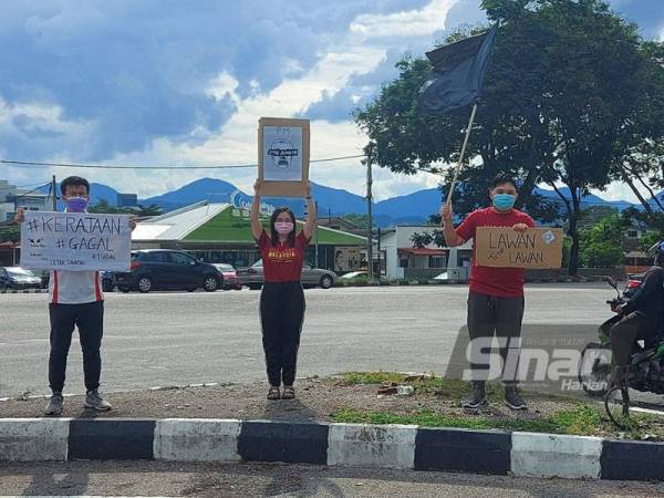 Kumpulan yang menggelarkan diri sebagai Anak Muda Perak mengadakan 'flash mob' di persimpangan lampu isyarat Jalan Sultan Azlan Shah dan Persiaran Medan Ipoh di sini.