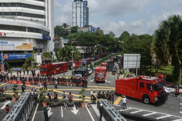 Anggota Pasukan Simpanan Persekutuan (FRU) melakukan sekatan bagi mengawal keadaan di sekitar Jalan Parlimen hari ini. -Foto Bernama