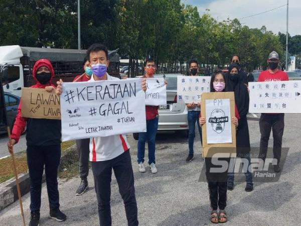 Steven Tiw (depan) bersama lapan wakil Anak Muda Perak lain menyertai 'flash mob' di Ipoh.