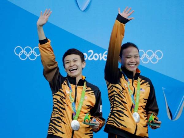 Pandelela (kanan) dan Jun Hoong meraih pingat perak acara 10 meter platform seirama wanita pada Sukan Olimpik Rio 2016.