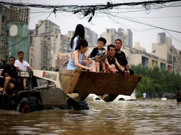 Media tempatan melaporkan, hampir 13 juta orang terjejas dengan 9,000 rumah rosak teruk akibat banjir itu.- Foto Reuters