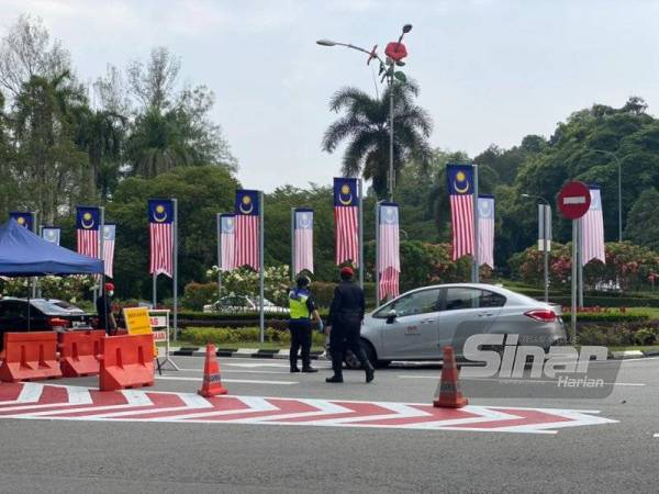 Laluan masuk ke bangunan Parlimen masih berada dalam keadaan tenang setakat jam 9 pagi.