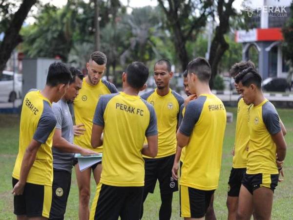 Shahril Nizam (dua dari kiri) mengendali sesi latihan Perak FC pada Selasa. - Foto FB PERAK FC