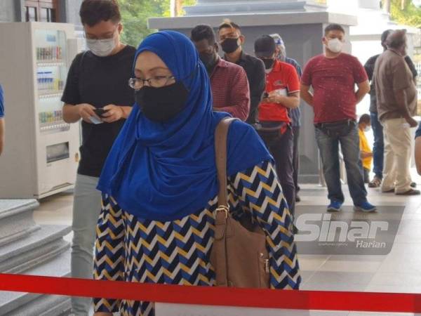 Rosmawati hadir di Mahkamah Sesyen Kuala Lumpur pada Selasa bagi menghadapi pertuduhan menghina Yang di-pertuan Agong Mei lalu.