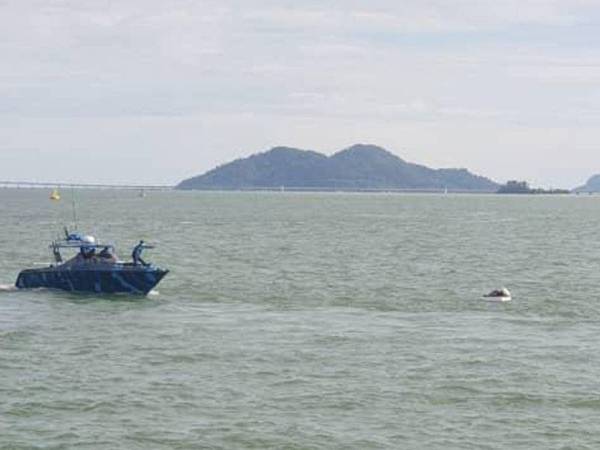 Orang awam yang ternampak lelaki tersebut sedang terapung di dalam laut lalu menghubungi polis untuk bantuan.