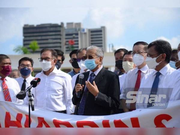 Tun Mahathir pada Isnin menjadi tumpuan apabila kembali 'sepentas' bersama Ketua Pembangkang, Datuk Seri Anwar Ibrahim dan ahli-ahli parlimen pembangkang mengadakan protes di Dataran Merdeka. - FOTO HALIM WAHID