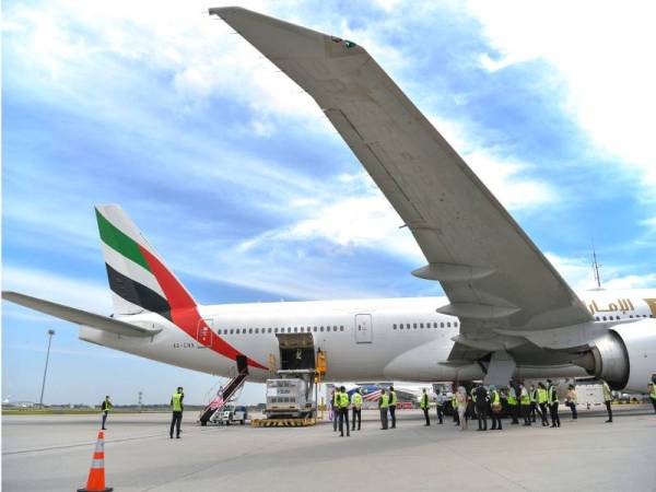 Vaksin Covid-19 jenis AstraZeneca sebanyak 415,000 sumbangan kerajaan United Kingdom selamat tiba pada Selasa di Lapangan Terbang Antarabangsa Kuala Lumpur (KLIA) dengan pesawat Emirates Airlines. -Foto Bernama 