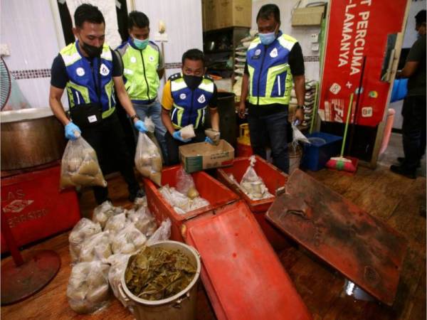 Polis melakukan pemeriksaan di lokasi serbuan.