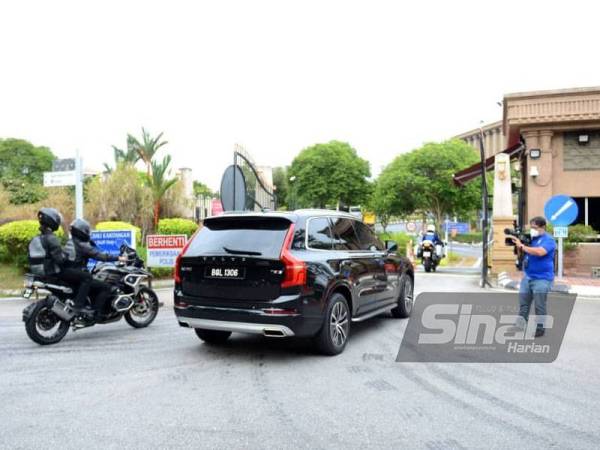 Kereta yang membawa Acryl Sani memasuki pekarangan Kompleks Perdana Putra hari ini. - FOTO SINAR HARIAN/HALIM WAHID