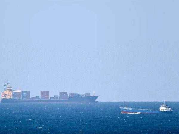 Sebuah kapal kargo belayar ke arah Selat Hormuz di luar pantai Khasab di Oman. - Foto AFP