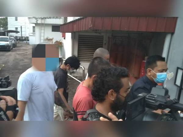 Tertuduh didakwa di Mahkamah Sesyen Johor Bahru atas pertuduhan merogol dan lakukan amang seksual terhadap seorang kanak-kanak perempuan.