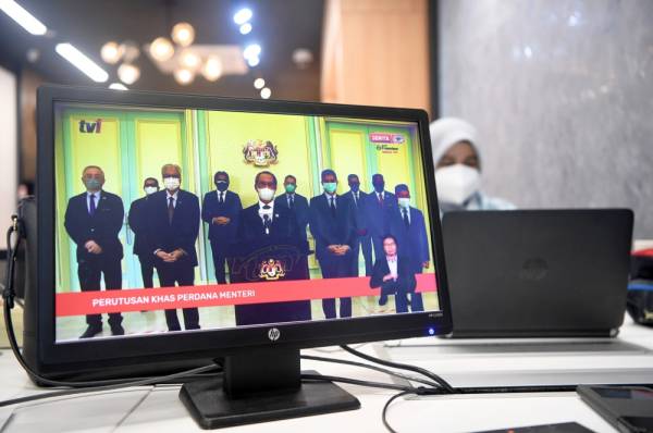 Perutusan Khas Perdana Menteri Tan Sri Muhyiddin Yassin yang disiarkan secara langsung menerusi stesen televisyen tempatan. -Foto Bernama