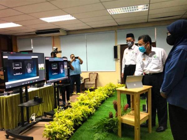 Che Abdullah (dua dari kanan) diiringi Mohd Nasir merasmikan Majlis Pelancaran Program myGAP Malaysia Tanaman Bukan Makanan di Lundang, Kota Bharu.