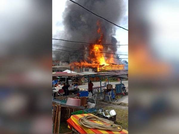 Kebakaran di Kampung Kuala Slim, Slim River memusnahkan empat deretan rumah kedai. Foto:Ihsan Bomba Perak.