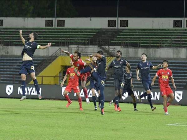 Antara aksi menarik perlawanan Sabah FC menentang KL City FC pada aksi Liga Super di Stadium Likas malam tadi. FOTO: Sabah Football Club