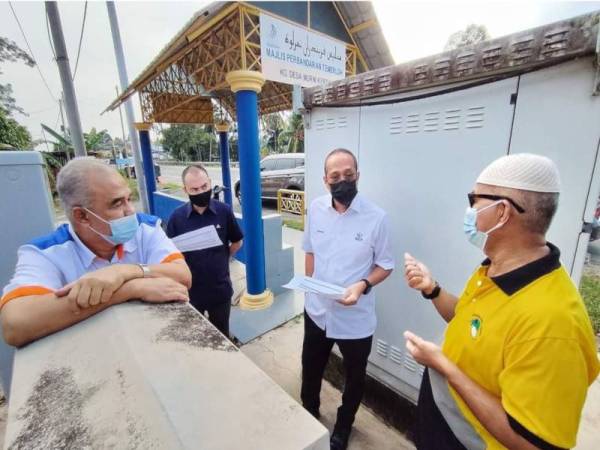 Mohammad Fakhruddin (dua, kanan) mengadakan lawatan kerja bersama SKMM di DUN Kerdau dan Jenderak bagi memastikan kerja-kerja menaiktaraf liputan internet dapat disegerakan.