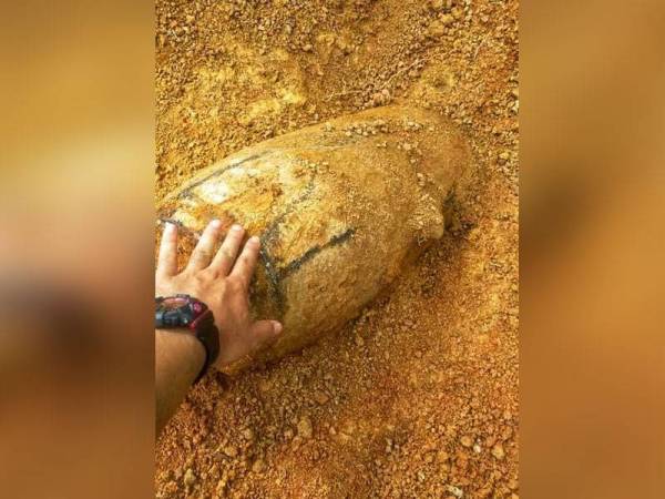 Bom dipercayai tinggalan Perang Dunia Kedua yang ditemui seorang peneroka di Felda Triang 1 pada petang Isnin. - Foto ihsan PDRM