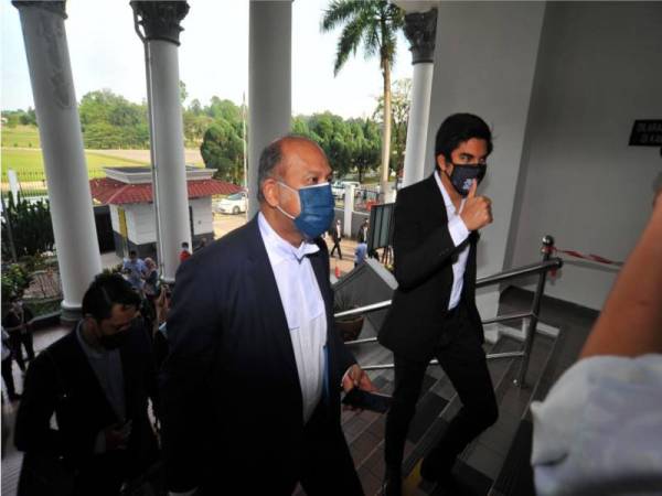 Syed Saddiq (kanan) tiba di Mahkamah Sesyen Johor Bahru pada Khamis.