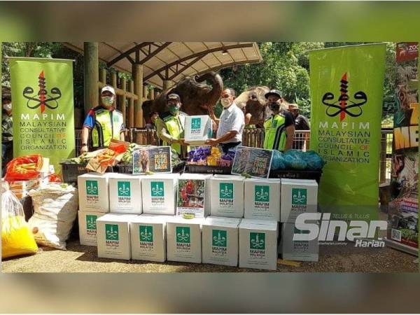 Sani Araby (dua dari kiri) menyerahkan sumbangan makanan kepada Shadan (dua dari kanan) di Zoo Melaka di Ayer Keroh pada Khamis.