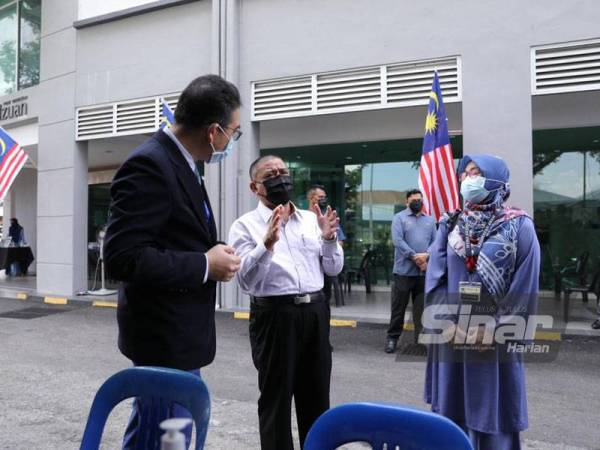 Saarani (tengah) ketika meninjau Pusat Pemberian Vaksin (PPV) bagi Program Vaksin Perak (Silver Vax) di Hospital Ar Ridzuan di sini pada Khamis.