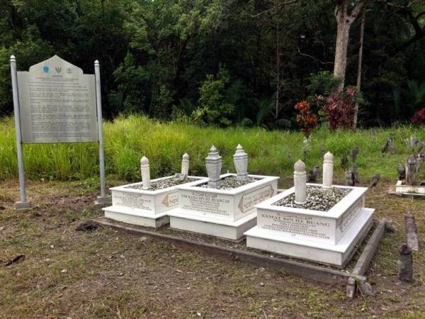 Makam Allahyarham Trooper Rasli Buang (tengah) di Tanah Perkuburan Orang Islam Kampung Buntal, 30 kilometer dari Kuching. - Foto Bernama