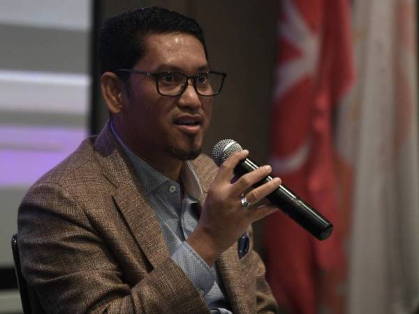 Ahmad Faizal menyampaikan ucapan penutup pada Program Srikandi Muda 'Leadership Empowerment 2021' di sebuah hotel hari ini. - Foto Bernama