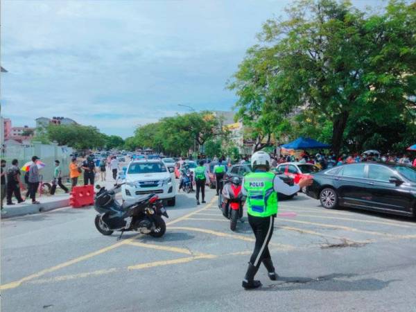 Anggota polis terpaksa mengambil masa lebih sejam bagi memastikan kawasan luar PPVIN kembali terkawal.