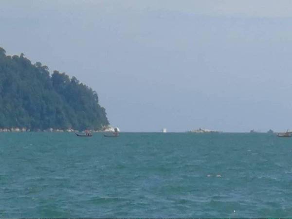 Maritim Malaysia menjalankan operasi SAR mengesan nelayan tempatan yang hilang di perairan Tanjung Hantu, Lumut. - Foto ihsan Maritim Malaysia Perak.